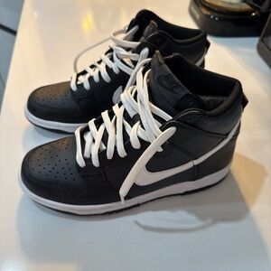 Nike Men's Black and White Sneakers
